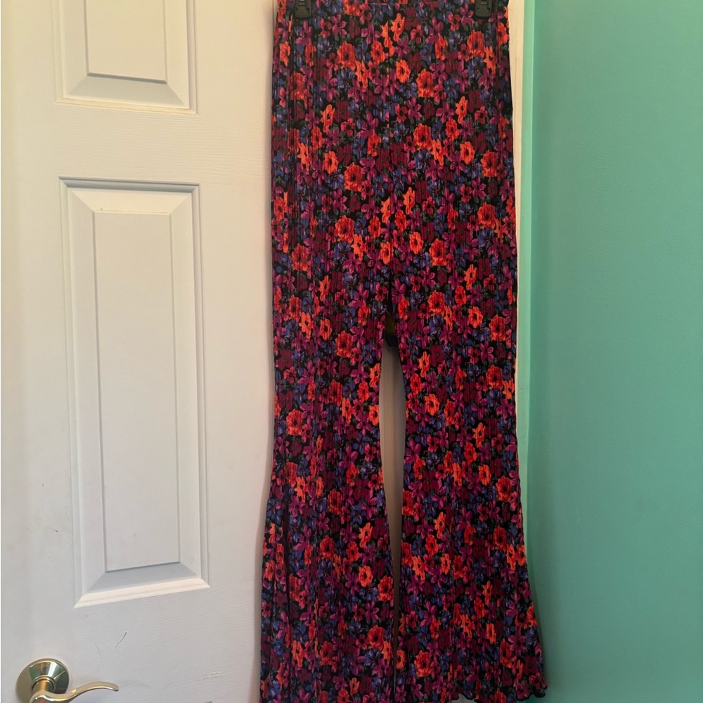 Floral Patterned Plisse Flared Pants